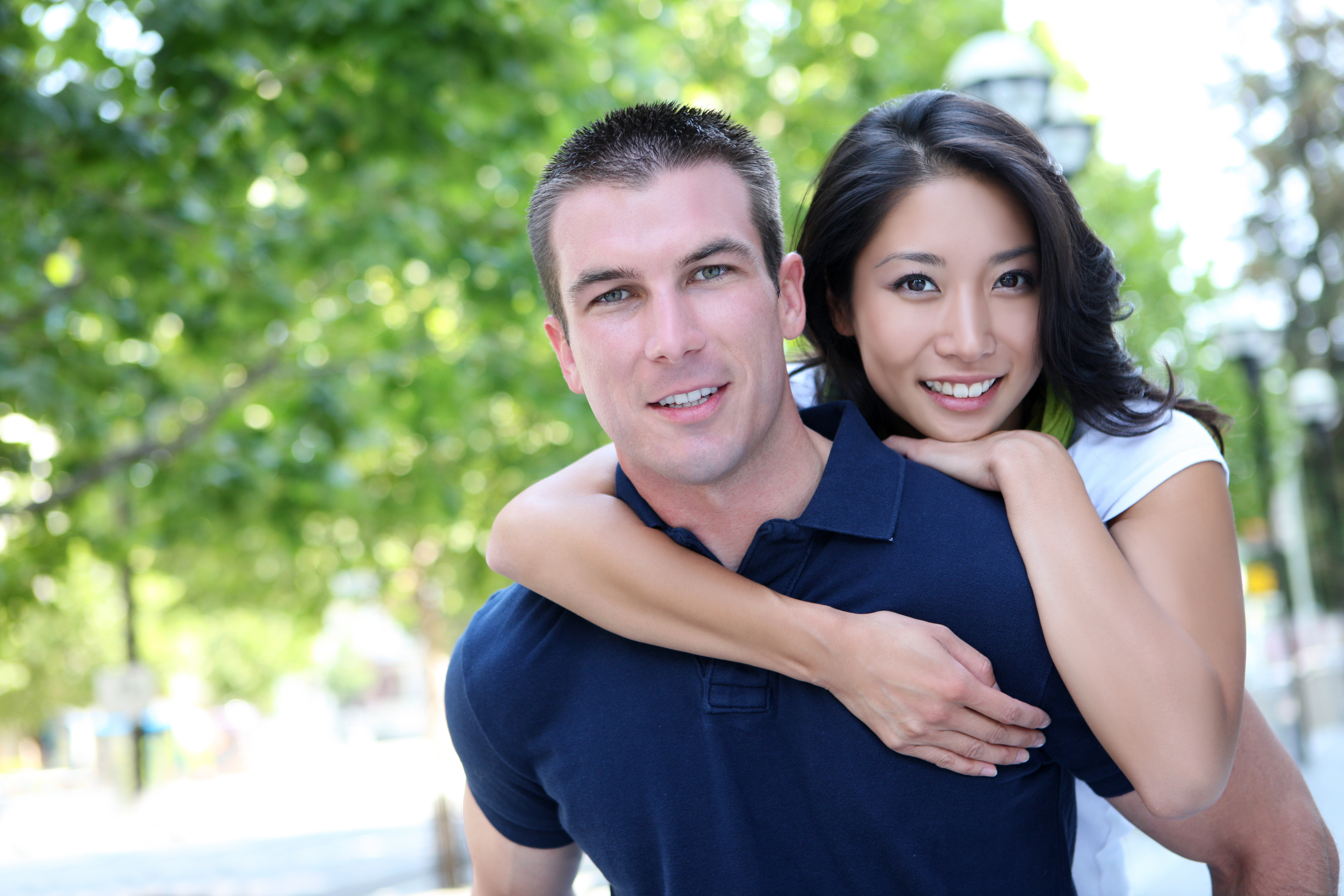 Парни иностранцы. Европеец и азиатка. Счастливые пары. Счастливые мужчина и женщина. Молодые пары.